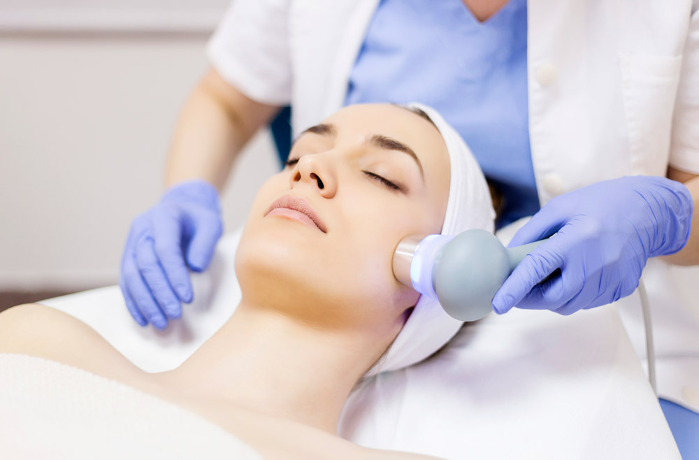 woman_receiving_skin_resurfacing_treatment_657671370